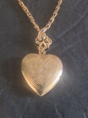 1928 VTG Inspired Gold Tone Engraved  Locket And Chain